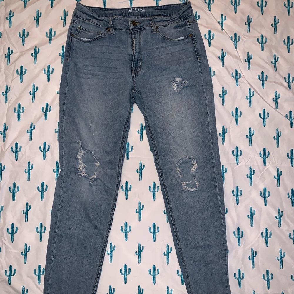 Super cute mom jeans!